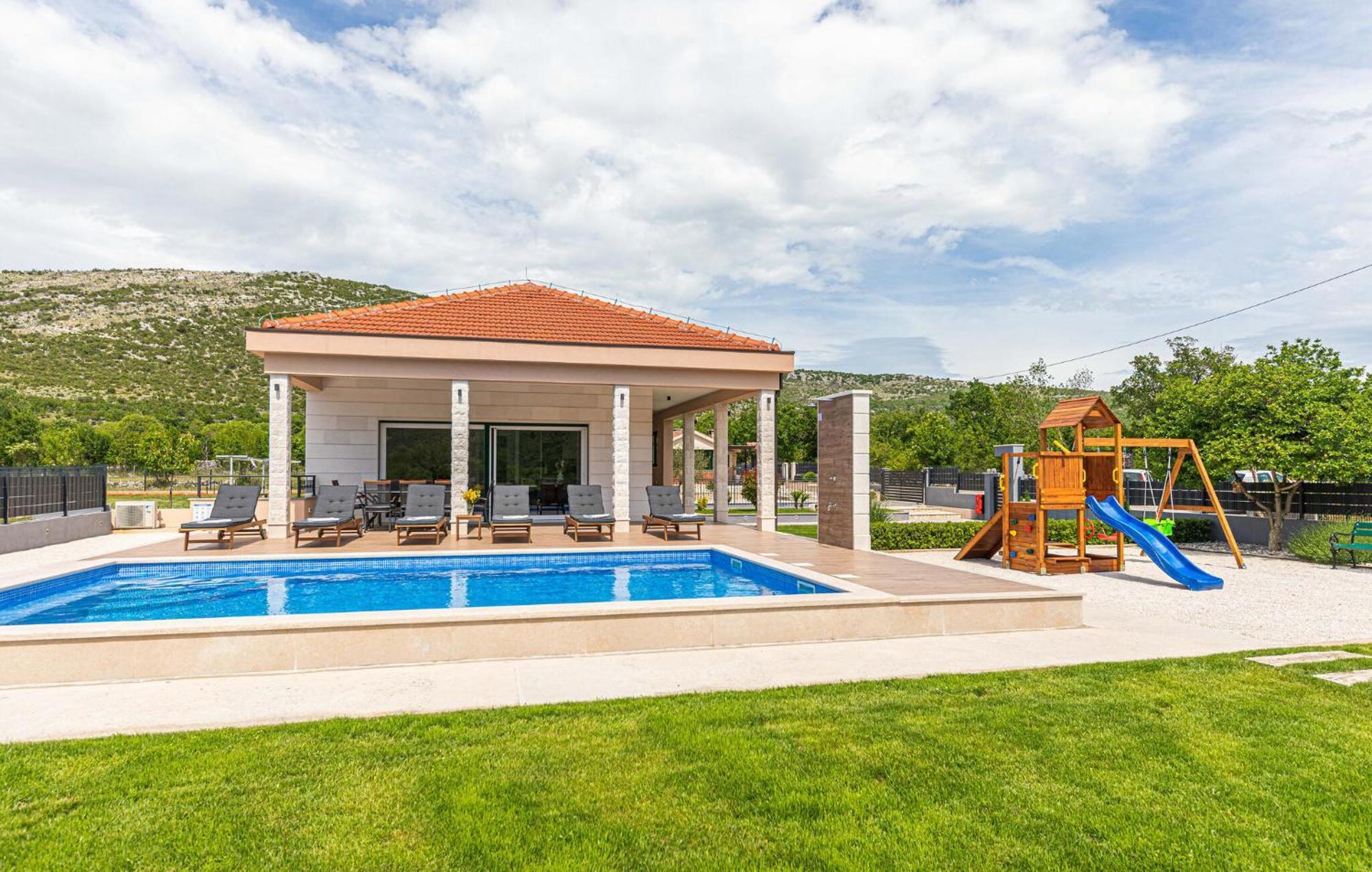4 Bedroom In Primorski Dolac Сasa de vacaciones Mravnica (Sibenik)